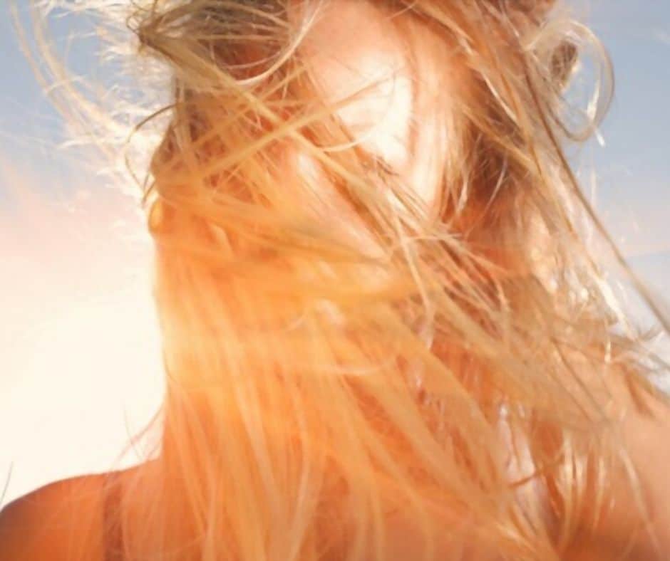 Use-the-sun-to-lighten-your-hair-naturally
