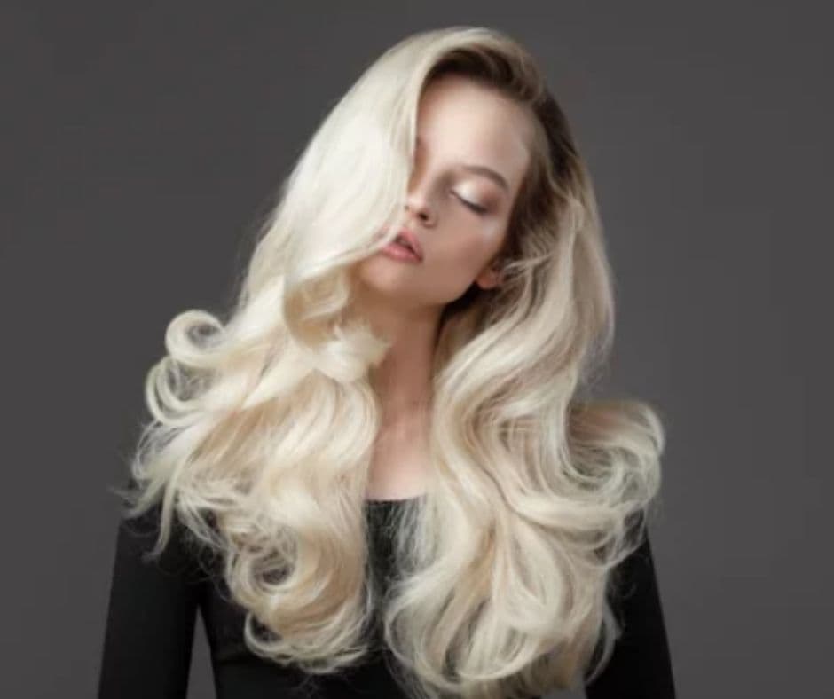 Hair that is shiny and healthy-looking will benefit from a deep conditioning treatment.