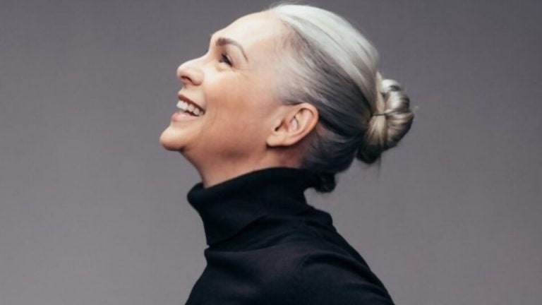 How to Make Gray Hair Smooth and Shiny