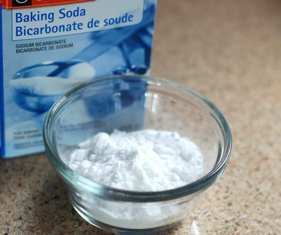 What is the process of using baking soda to lighten hair