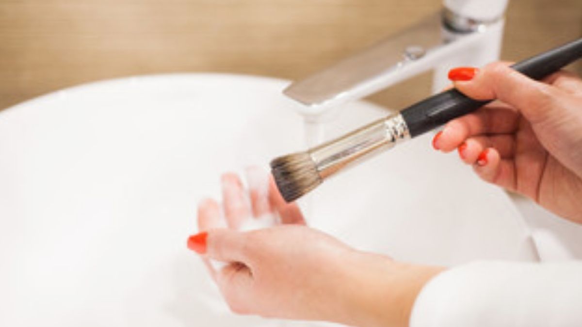 How to clean makeup brushes with coconut oil