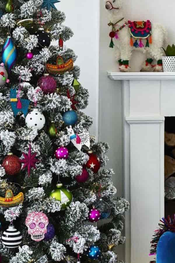 Balancing Colors and Textures Christmas Tree Decor Idea