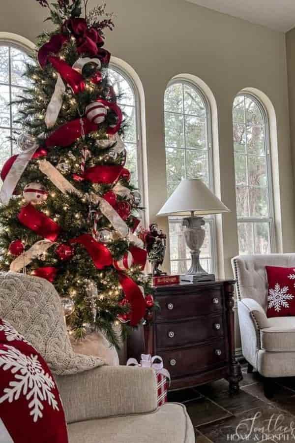 Classic Red and Green Christmas Tree Decor Ideas