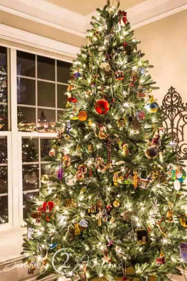Perfectly Placed Ornaments Christmas Tree Decor Idea