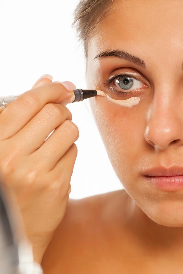 How to apply concealer on dark circles