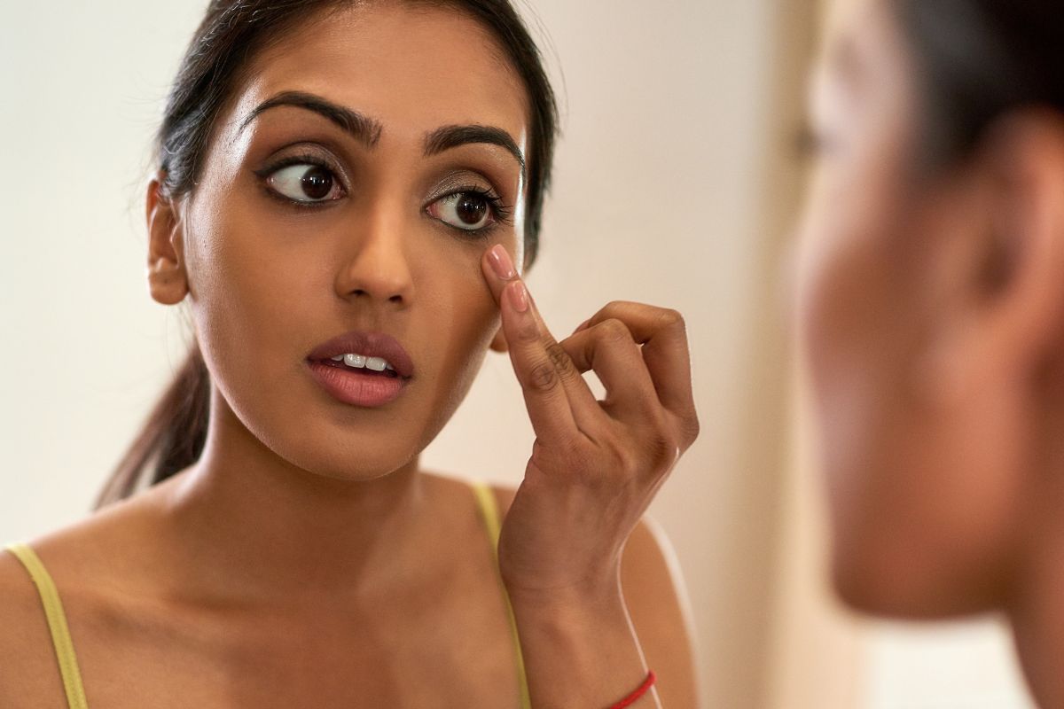 How to Apply Concealer on Dark Circles